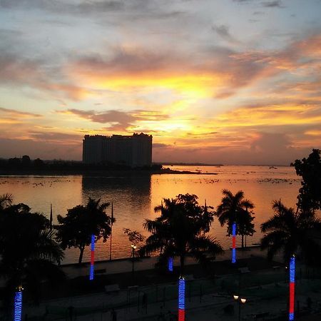 Bougainvillier Hotel Phnom Penh Exterior foto