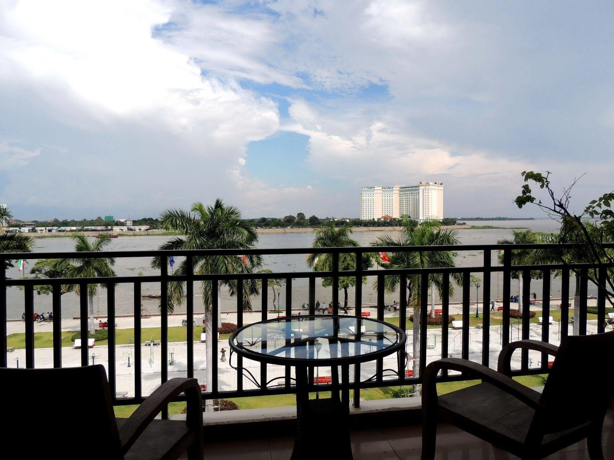Bougainvillier Hotel Phnom Penh Exterior foto