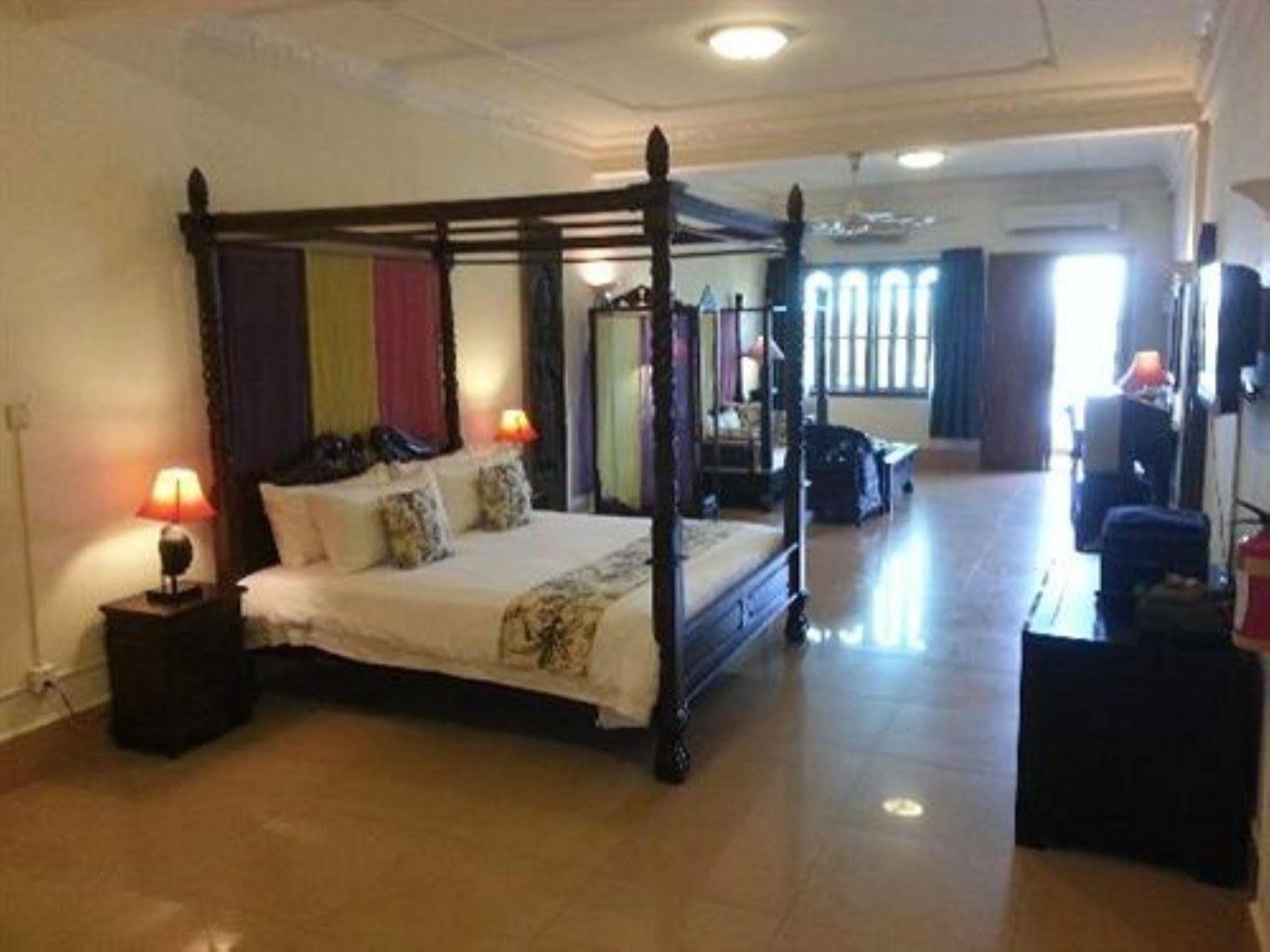Bougainvillier Hotel Phnom Penh Exterior foto